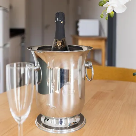 Terrace Bliss With Ac Downtown