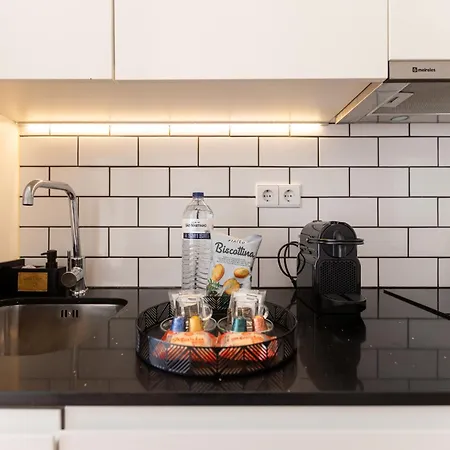 New!central W/ Sunny Terrace - 9 Min Walk Trindade شقة بورتو