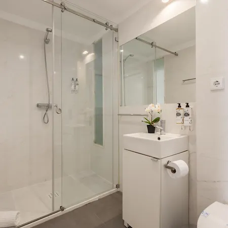 Terrace Bliss With Ac Downtown Apartman *